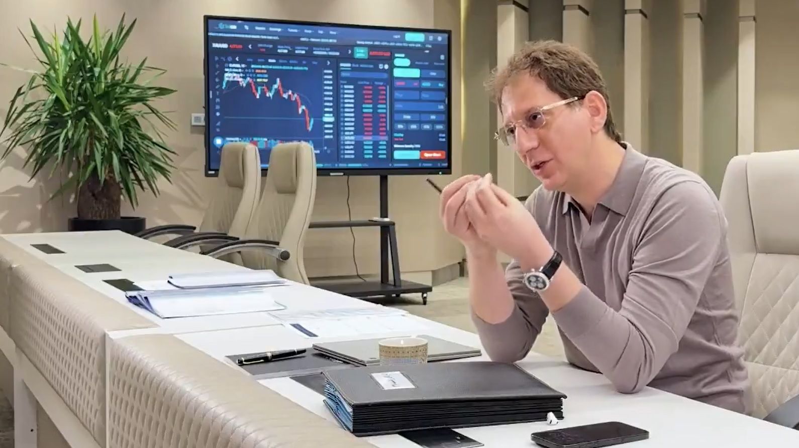 بابک زنجانی از بانک مرکزی به دلیل انحلال بانک آینده شدیدا انتقاد کرد