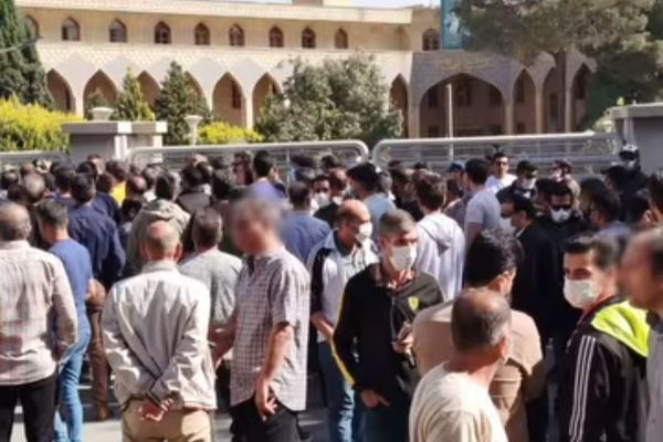 یک تشکل کارگری به تعلیق از کار شماری از کارگران ذوبآهن اصفهان اعتراض کرد