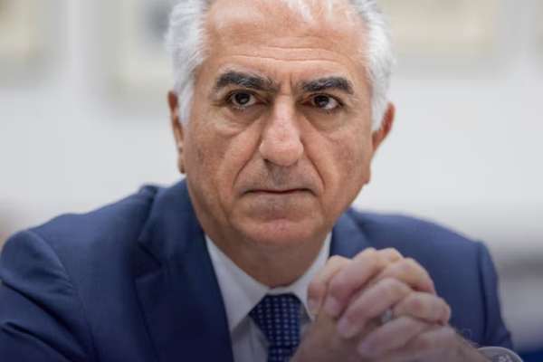 ولي عهد إيران السابق يدعو المواطنين إلى مواصلة الاحتجاجات حتى سقوط النظام