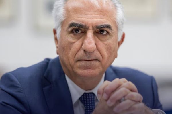 ولي عهد إيران السابق يدعو المواطنين إلى مواصلة الاحتجاجات حتى سقوط النظام