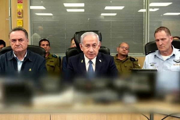 بعد قصف مطار صنعاء.. رئيس الوزراء ووزير الدفاع الإسرائيليان يحذّران طهران