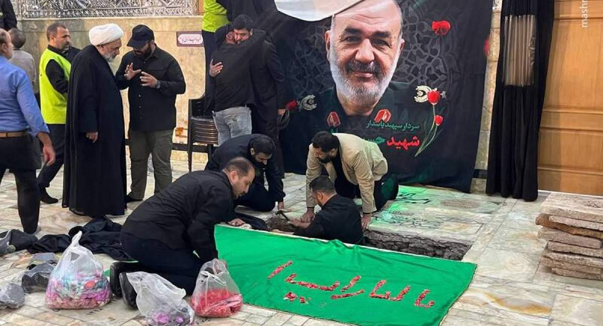 دفن جسد حسین سلامی، فرمانده کل سپاه پاسداران انقلاب اسلامی که ۲۳ در اولین شب حملات به همراه سایر فرماندهان نظامی و امنیتی کشته شد. جسد او حدود یک هفته پس از آتش‌بس دفن شد./ شهر ری، ۸ تیر ۱۴۰۴