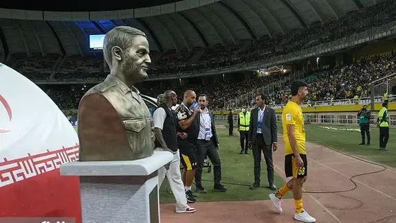 A bust of Revolutionary Guard’s Quds Force commander Qassem Soleimani at Esfahan’s Naghsh-e- Jahan Stadium before the AFC match between Al-Ittihad of Saudi Arabia and Sepahan of Iran (October 2023)