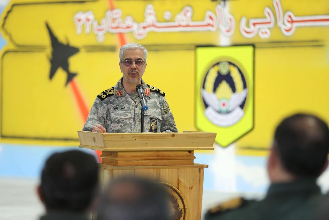 إيران تزيح الستار عن قاعدة جوية تحت الأرض.. ورئيس الأركان يهدد إسرائيل ودول المنطقة