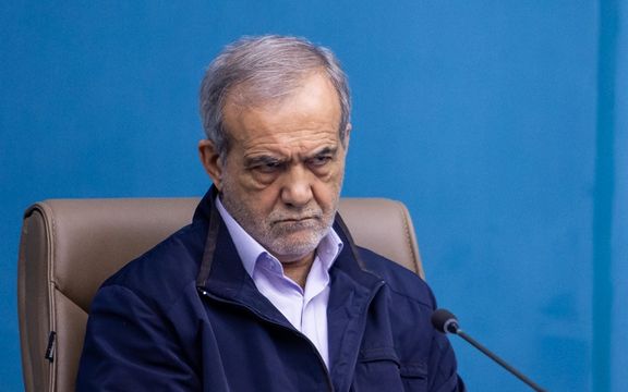 خبراء إيرانيون ينتقدون حكومة بزشكيان: ضعيفة وعاجزة عن مواجهة المتشددين