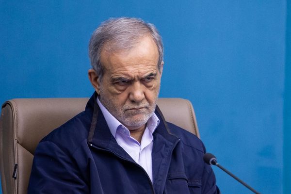 خبراء إيرانيون ينتقدون حكومة بزشكيان: ضعيفة وعاجزة عن مواجهة المتشددين