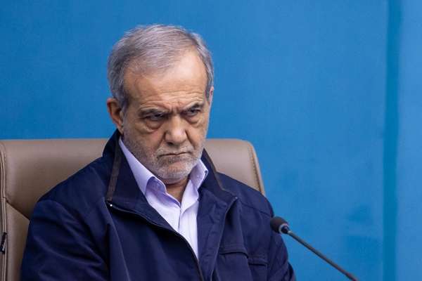 الرئيس الإيراني يعترف بتهريب 30 مليون لتر بنزين يوميا.. وخبراء: أزمة الطاقة تتصاعد