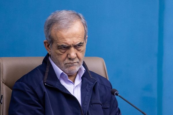 الرئيس الإيراني يعترف بتهريب 30 مليون لتر بنزين يوميا.. وخبراء: أزمة الطاقة تتصاعد