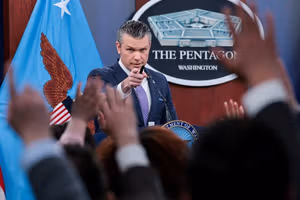 انتقاد مجدد هگست از عدم همکاری ناتو: تنگه هرمز تنها مشکل آمریکا نیست