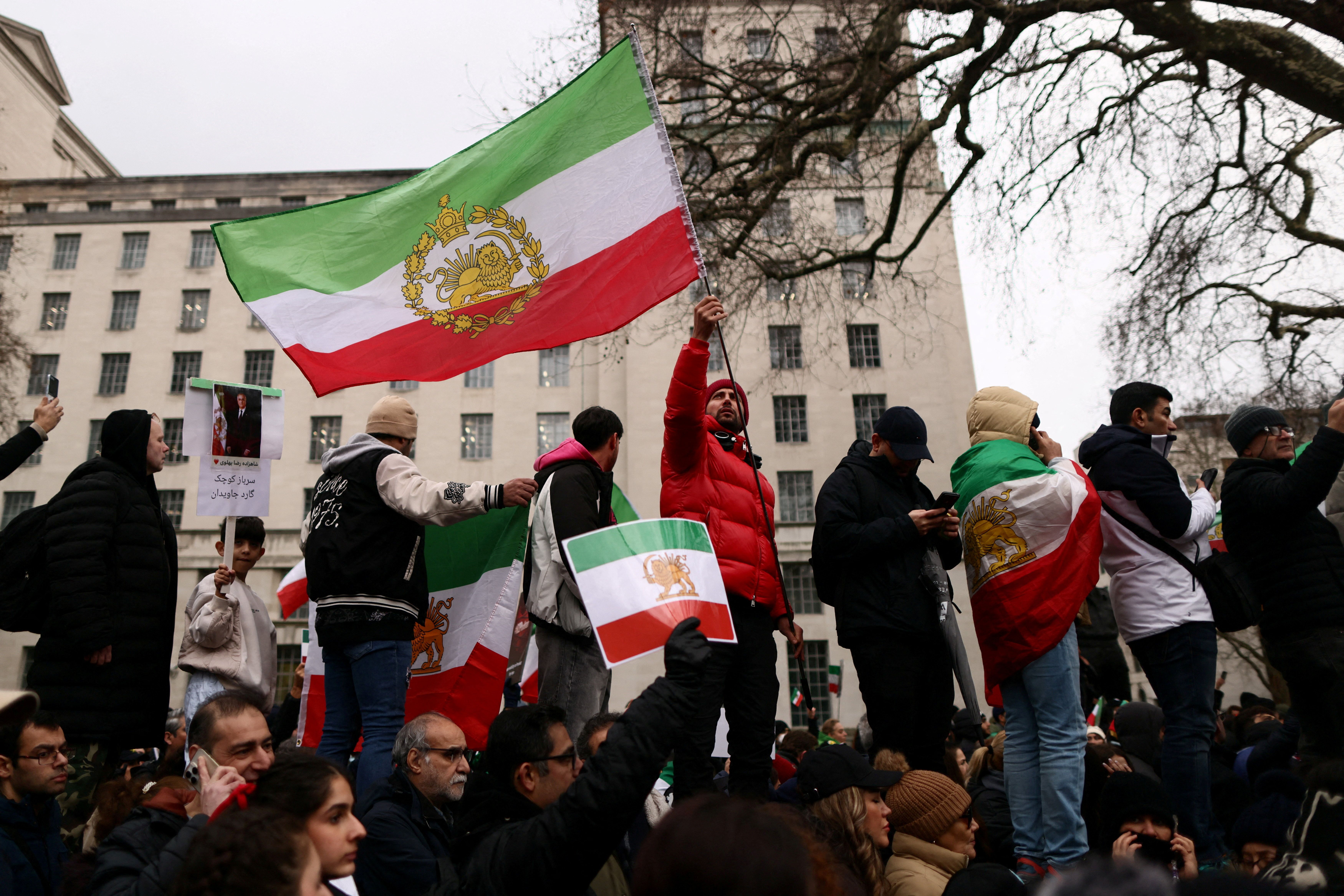 حکومت ایران در تلاش است تا به کمک کشورهای دیگر از حمله نظامی آمریکا جلوگیری کند