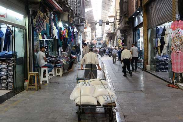 تفاقم الأزمة المعيشية في إيران.. ومقايضة الطعام بالأثاث المنزلي والمقتنيات الشخصية