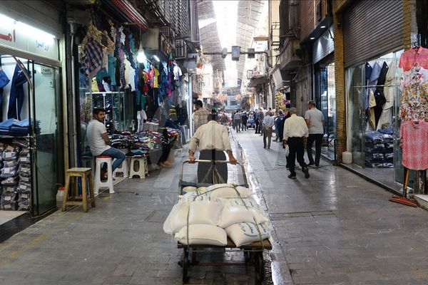 تفاقم الأزمة المعيشية في إيران.. ومقايضة الطعام بالأثاث المنزلي والمقتنيات الشخصية