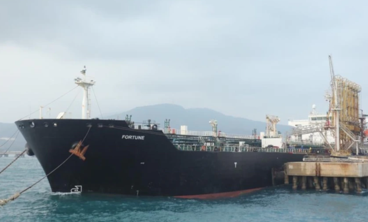 "متحدون ضد إيران النووية":تفريغ متزامن لـ"شحنتي نفط" إيرانيتين في سوريا والثالثة في الطريق