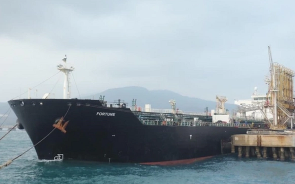 "متحدون ضد إيران النووية":تفريغ متزامن لـ"شحنتي نفط" إيرانيتين في سوريا والثالثة في الطريق