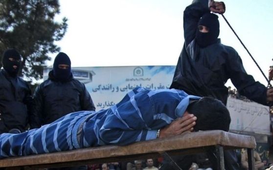 تنفيذ حكم بالجلد ضد سجين إيراني بتهمة نقل وتخزين مشروبات كحولية