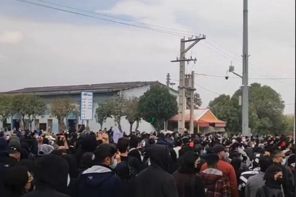انتفاضة إيران.. حضور كبير في ذكرى ضحايا الاحتجاجات والأمن يستخدم الغاز والرصاص ضد المحتجين