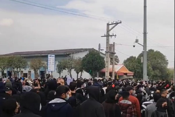 انتفاضة إيران.. حضور كبير في ذكرى ضحايا الاحتجاجات والأمن يستخدم الغاز والرصاص ضد المحتجين