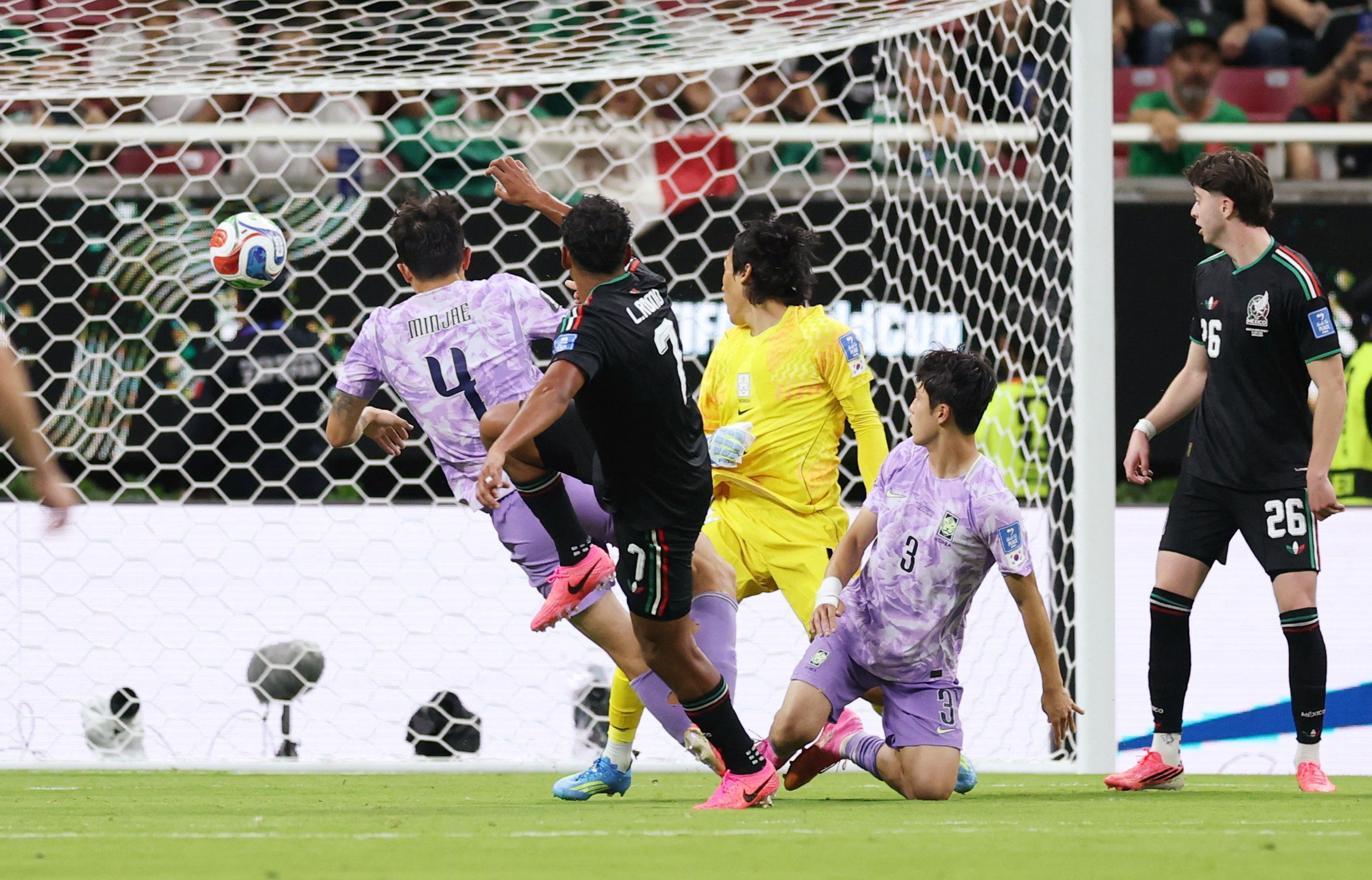 مکزیک ۱-۰ کره‌جنوبی؛ اشتباه دروازه‌بان کره، بلیط صعود مکزیک را امضا کرد