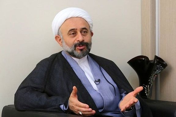 ناصر نقویان، سخنران مذهبی: استادان عالم را بیرون بریزید، در و دیوار دانشگاه که ارزشی ندارد