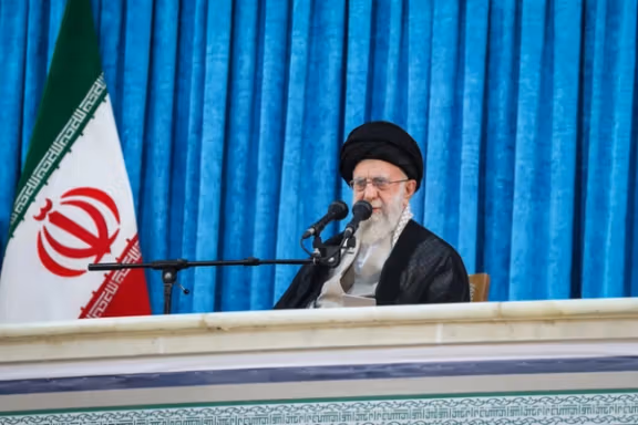 علی خامنهای، ۱۴ خرداد با رد صریح طرح آمریکا برای توافق اتمی گفت پاسخ ما به «یاوهگویی» آمریکا معلوم است: «نمیتوانند هیچ غلطی بکنند.»