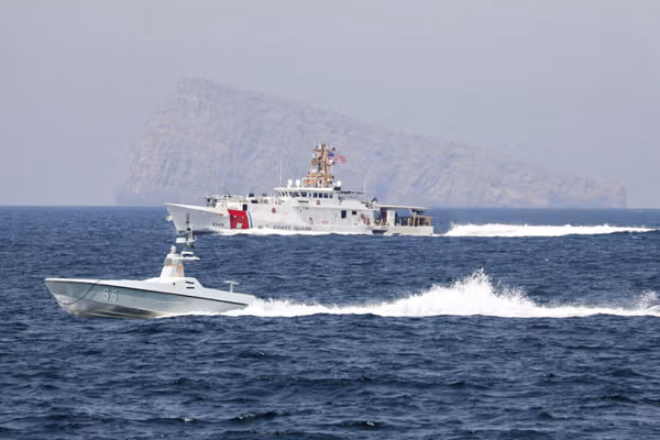 همزمان با تهدید فرمانده نیروی دریایی سپاه؛ صدا و سیما از بستن موقت تنگه هرمز خبر داد