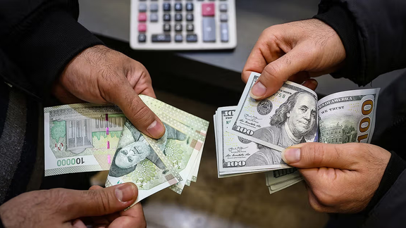 متجاوزا حاجز 99 ألف تومان.. ارتفاع سعر الدولار في إيران