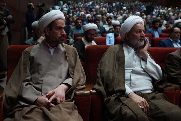 "جبهة الصمود" الإيرانية تخطط للاستحواذ على البرلمان.. وتؤكد الطاعة المطلقة للمرشد