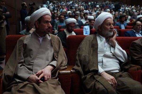 "جبهة الصمود" الإيرانية تخطط للاستحواذ على البرلمان.. وتؤكد الطاعة المطلقة للمرشد