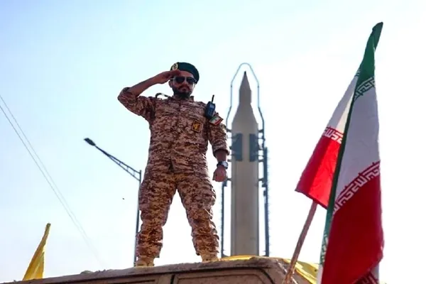 پسر مشاور خامنهای: جمهوری اسلامی ۱۰ برابر آنچه دارد داد میزند و تهدید میکند