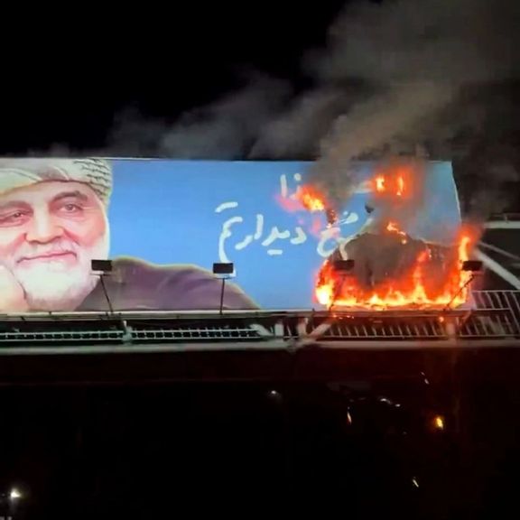 تداوم خیزش انقلابی با شعارهای شبانه علیه حکومت؛ معترضان تصاویر قاسم سلیمانی را آتش زدند