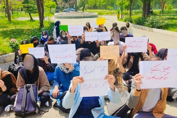 إضراب طلابي واسع في جامعات إيرانية احتجاجا على الحجاب الإجباري والأحكام التأديبية القاسية