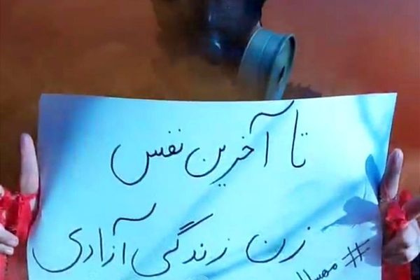 استمرار مظاهر انتفاضة الإيرانيين.. فيديوهات دعم لفتيات "إكباتان" وهتافات ضد النظام