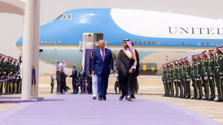 فرش بنفش، شترهای غولپیکر و سایبرتراکهای سرخ؛ روایتی شخصی از سفر خاورمیانه ترامپ