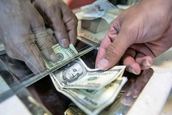 تبعات فوز ترامب بـ "الرئاسة الأميركية".. الدولار يسجل 70 ألف تومان في أسواق إيران