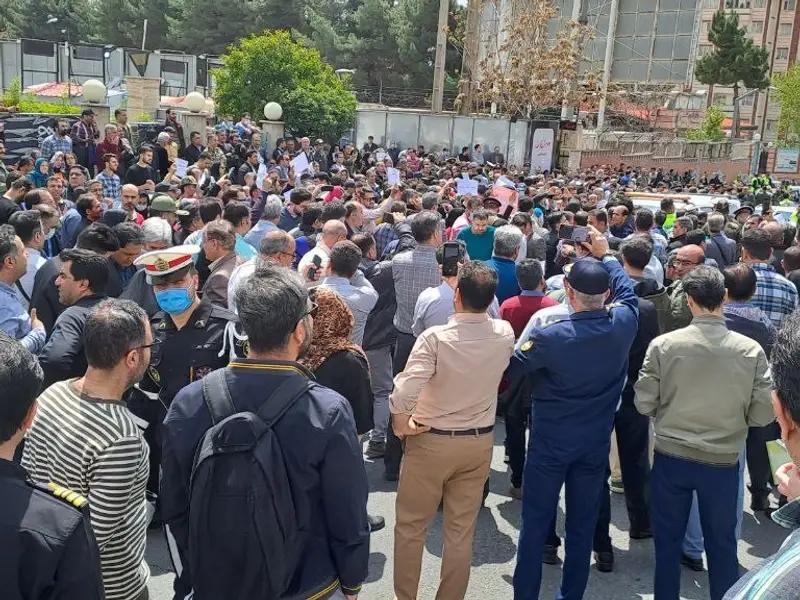 مواطنون يتظاهرون في طهران.. احتجاجًا على استيلاء الجيش على مشروع سكني استثمروا فيه أموالهم