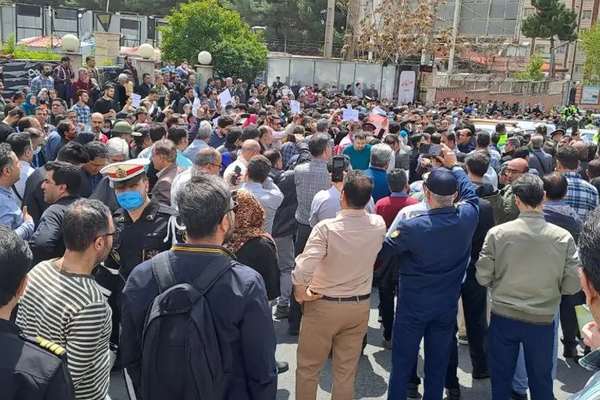 مواطنون يتظاهرون في طهران.. احتجاجًا على استيلاء الجيش على مشروع سكني استثمروا فيه أموالهم