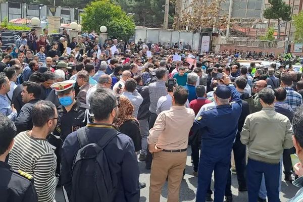 مواطنون يتظاهرون في طهران.. احتجاجًا على استيلاء الجيش على مشروع سكني استثمروا فيه أموالهم