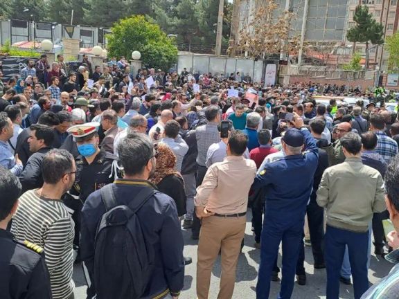 مواطنون يتظاهرون في طهران.. احتجاجًا على استيلاء الجيش على مشروع سكني استثمروا فيه أموالهم