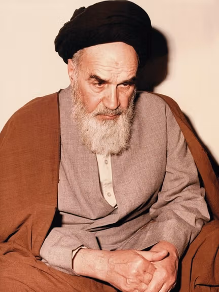 نماینده خامنهای در بسیج: دلباختگی به امام در دل مردم موج میزند