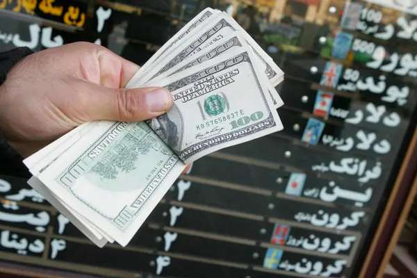 خاص: معلومات عن تورط بيت المرشد في التلاعب بسعر الدولار في إيران