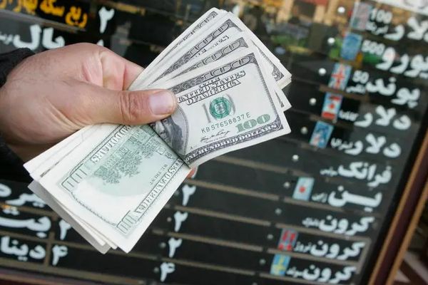 خاص: معلومات عن تورط بيت المرشد في التلاعب بسعر الدولار في إيران