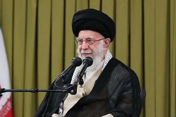 المرشد الإيراني يطالب بإغلاق طريق تصدير النفط والغذاء لإسرائيل ووقف التعاون الاقتصادي معها