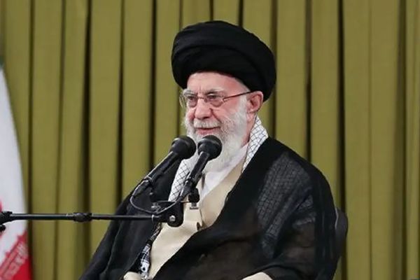 المرشد الإيراني يطالب بإغلاق طريق تصدير النفط والغذاء لإسرائيل ووقف التعاون الاقتصادي معها