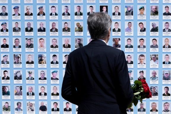 ادای احترام آنتونی بلینکن، وزیر امور خارجه آمریکا به کشتهشدگان جنگ اوکراین، کییف، ۲۶ اردیبهشت