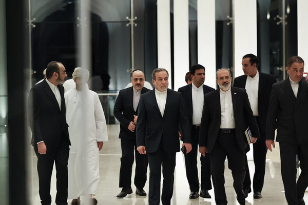 "إيه بي سي نيوز": مؤشرات على رغبة طهران في العودة إلى طاولة المفاوضات مع واشنطن