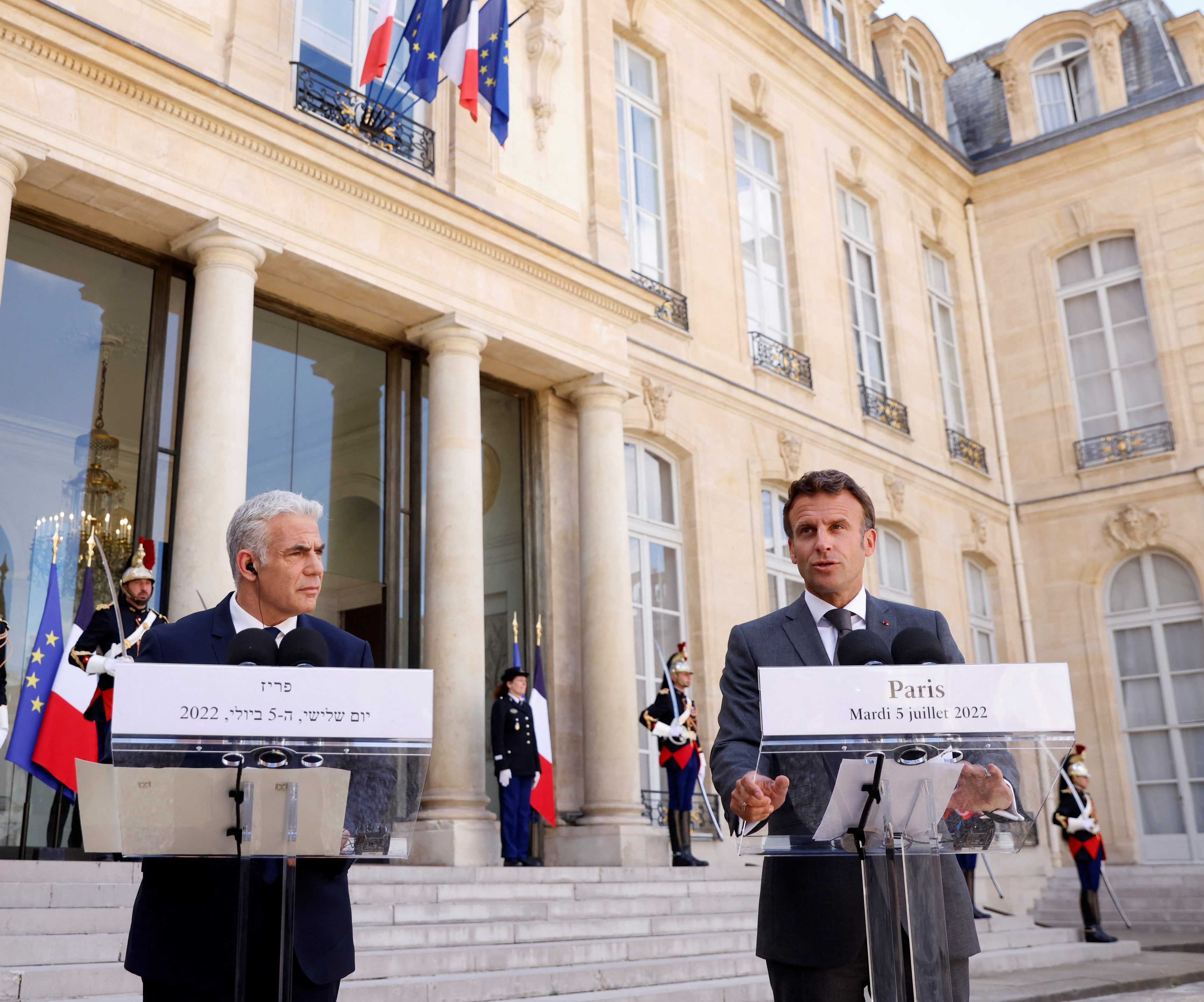 مکرون در حضور لاپید بر تلاش جمعی برای «بر سر عقل آوردن» جمهوری اسلامی تأکید کرد