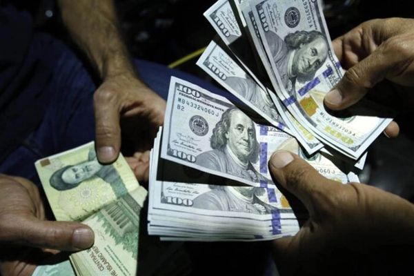 بعد تفعيل آلية الزناد.. الدولار يواصل صعوده القياسي ويصل إلى 116 ألفاً و400 تومان