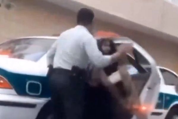 اعتقال رجل أمن في إيران اعتدى بشكل عنيف على سيدة بسبب قوانين "الحجاب الإجباري"