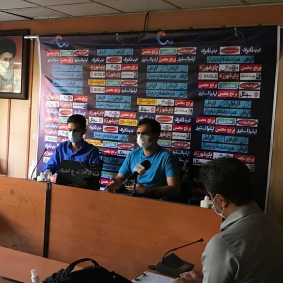 تصویری از شرایط فوتبال ایران؛ نشست خبری مربیان استقلال و تراکتور بدون نور و در تاریکی