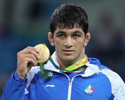 حسن یزدانی مدالهایش را به خانوادههای آسیب دیده از ویروس کرونا اهدا کرد